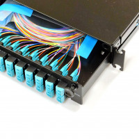 Патч-панель оптична висувна, 48xLC Duplex адаптерів OM3/ОМ4 та 96 пігтейлів, сплайс-касети MFT, MM, 1U, чорна, Corning